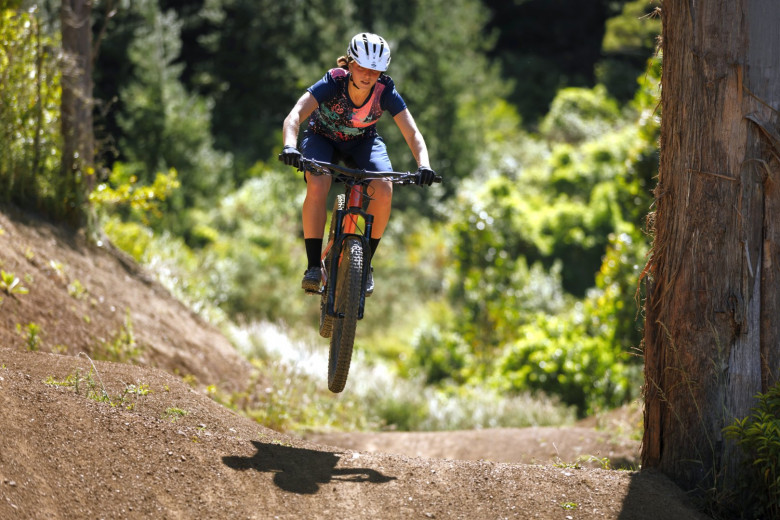 2118 Womens Graphik Trail Jersey 2W4A8925